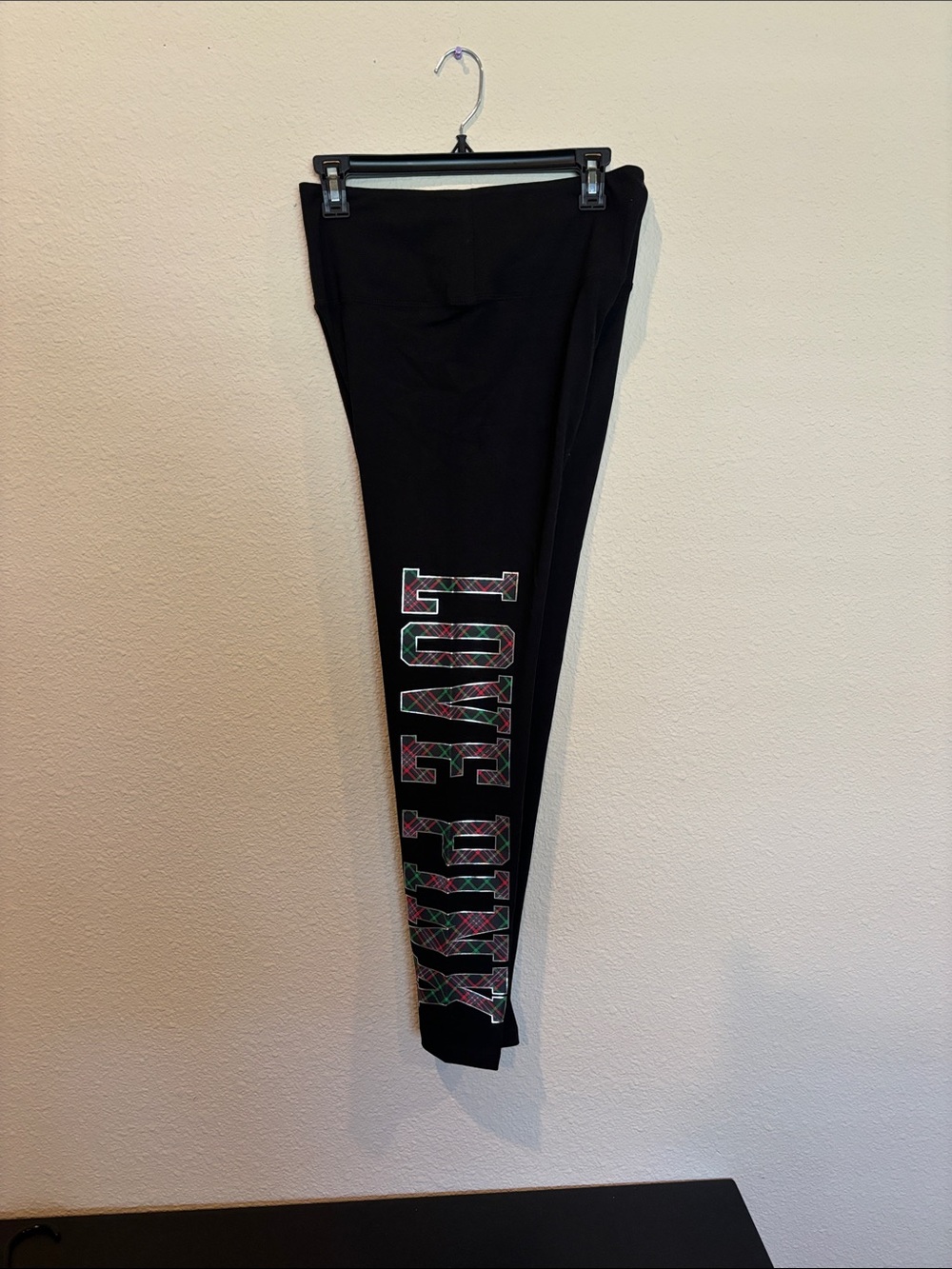 L NWT Victoria’s Secret PINK Graphic 'LOVE' plaid Leggings